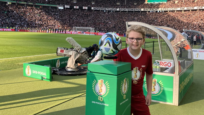 Balltragekind Oliver DFB-Pokalfinale